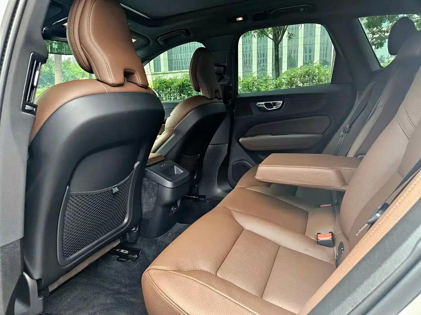 2025 Volvo XC60 B5 AWD Inscription Luxury Edition — миниатюра 8