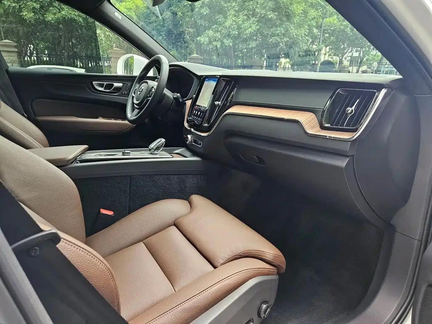 2025 Volvo XC60 B5 AWD Inscription Luxury Edition — миниатюра 9