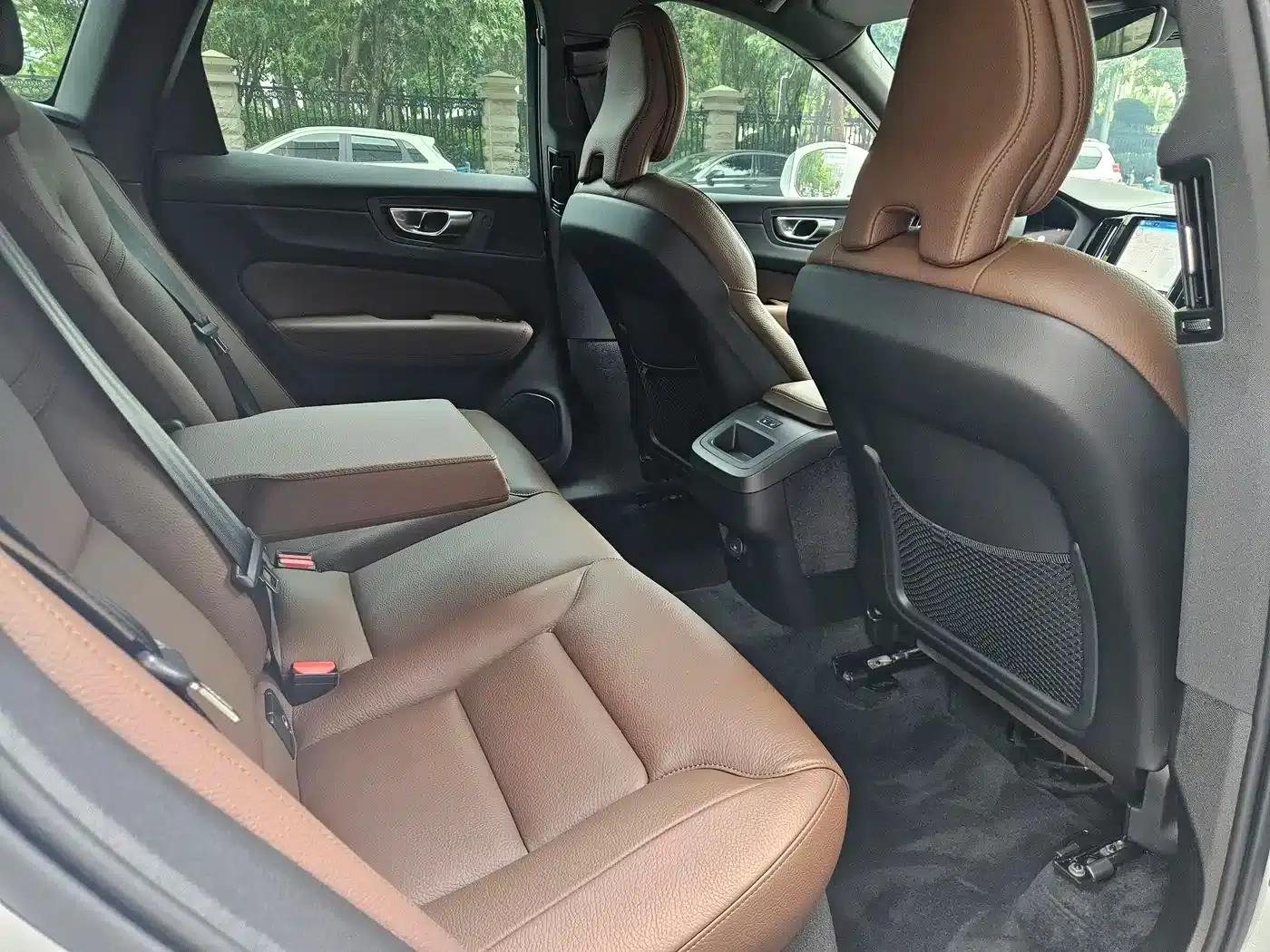 2025 Volvo XC60 B5 AWD Inscription Luxury Edition — миниатюра 10