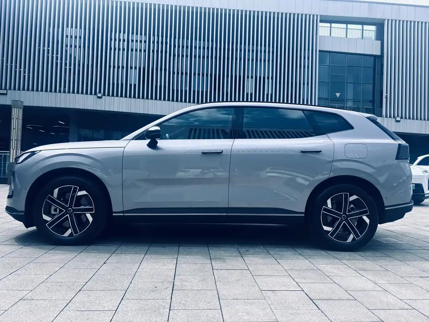 2026 Volvo XC70 Plug-in Hybrid, All-Wheel Drive, Long Range Core — миниатюра 2