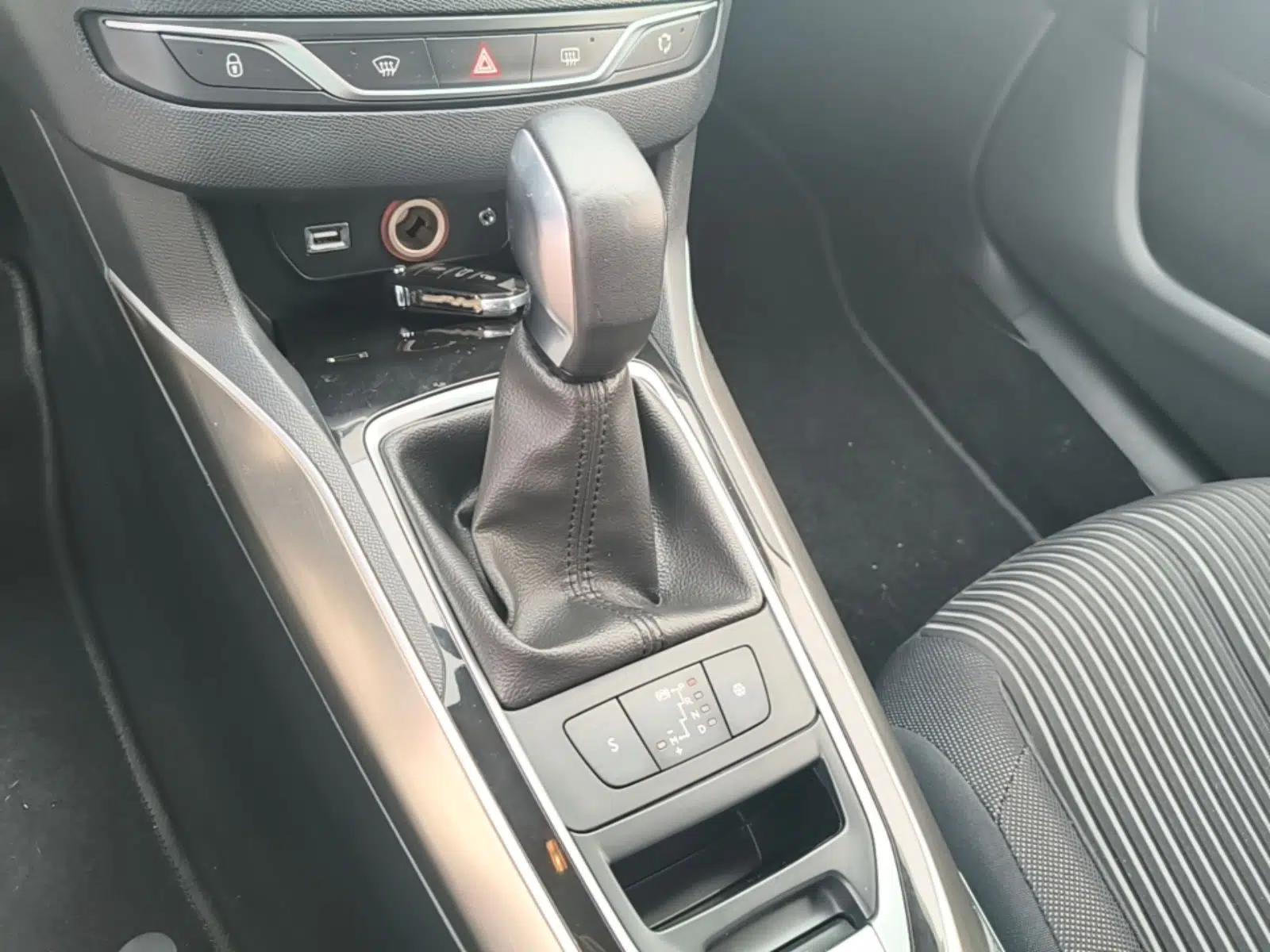 Peugeot 408 2016 1.6T Automatic Luxury Edition — миниатюра 21