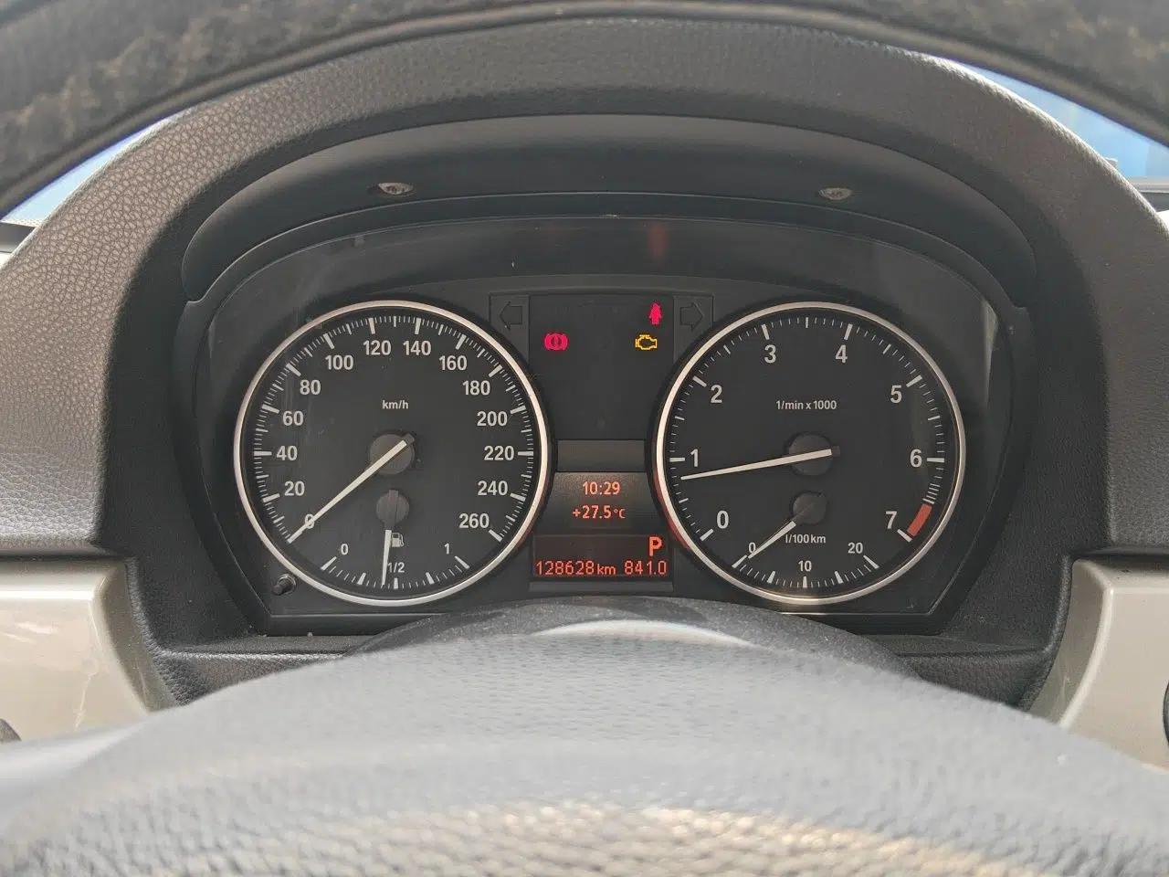BMW 3 Series 2010 320i Luxury Model — миниатюра 11