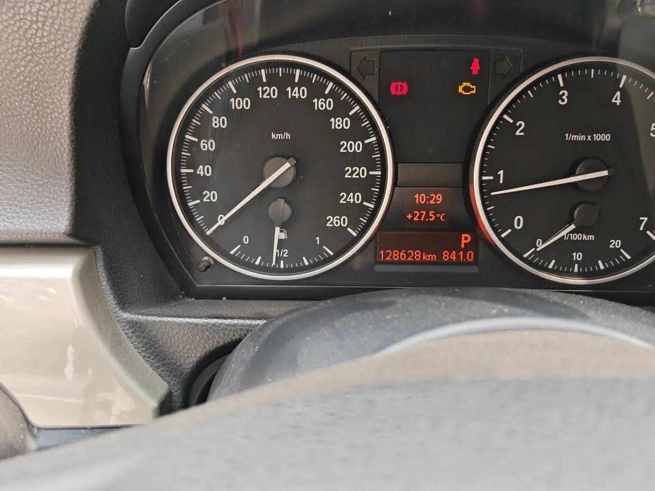 BMW 3 Series 2010 320i Luxury Model — миниатюра 12