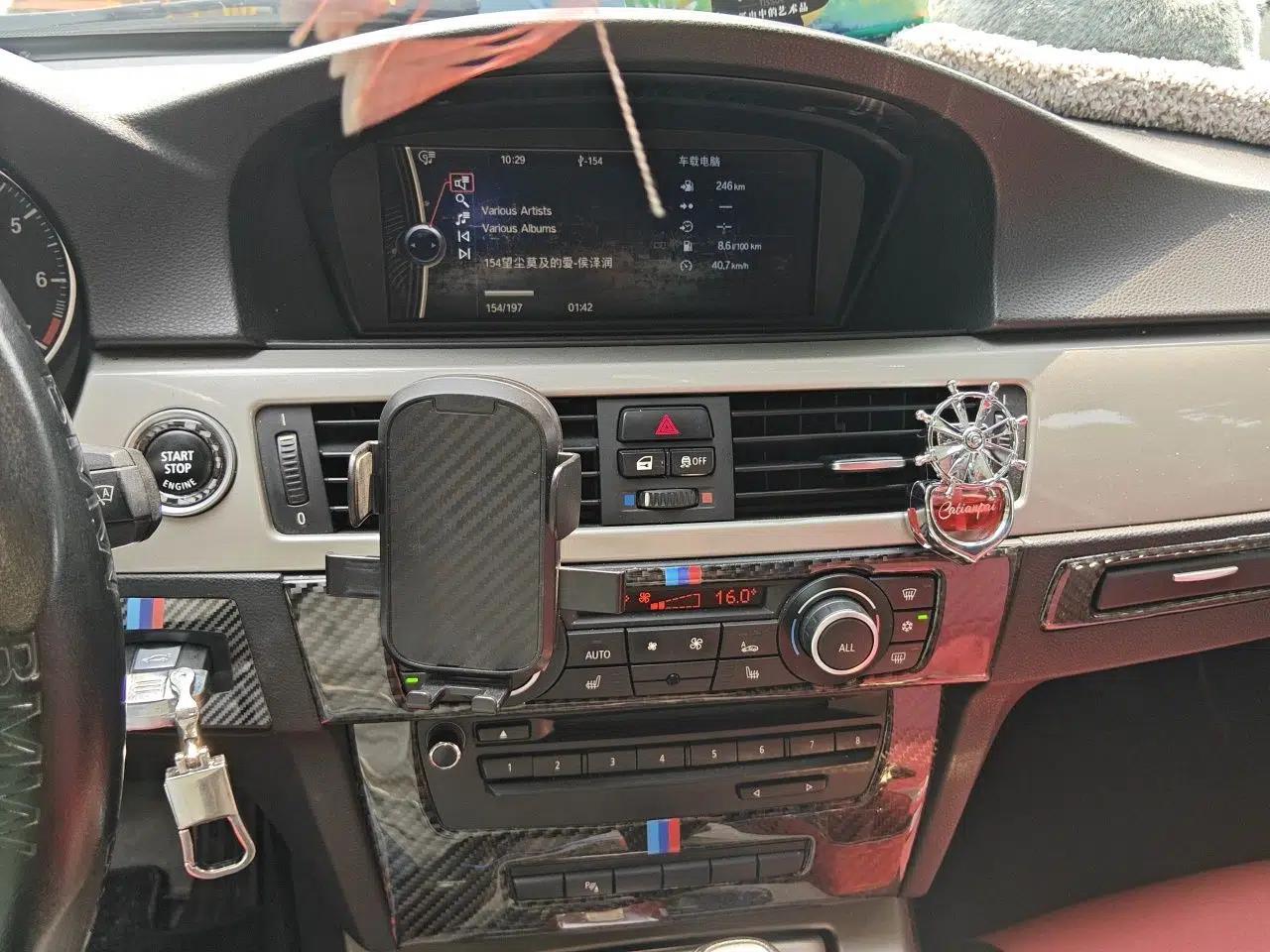 BMW 3 Series 2010 320i Luxury Model — миниатюра 13