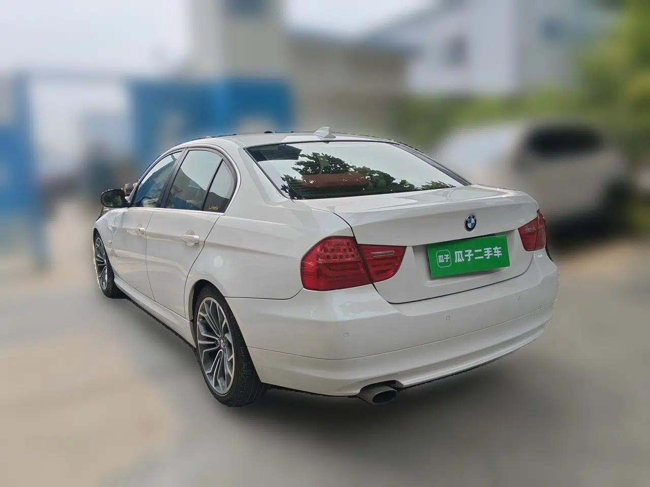 BMW 3 Series 2010 320i Luxury Model — миниатюра 4