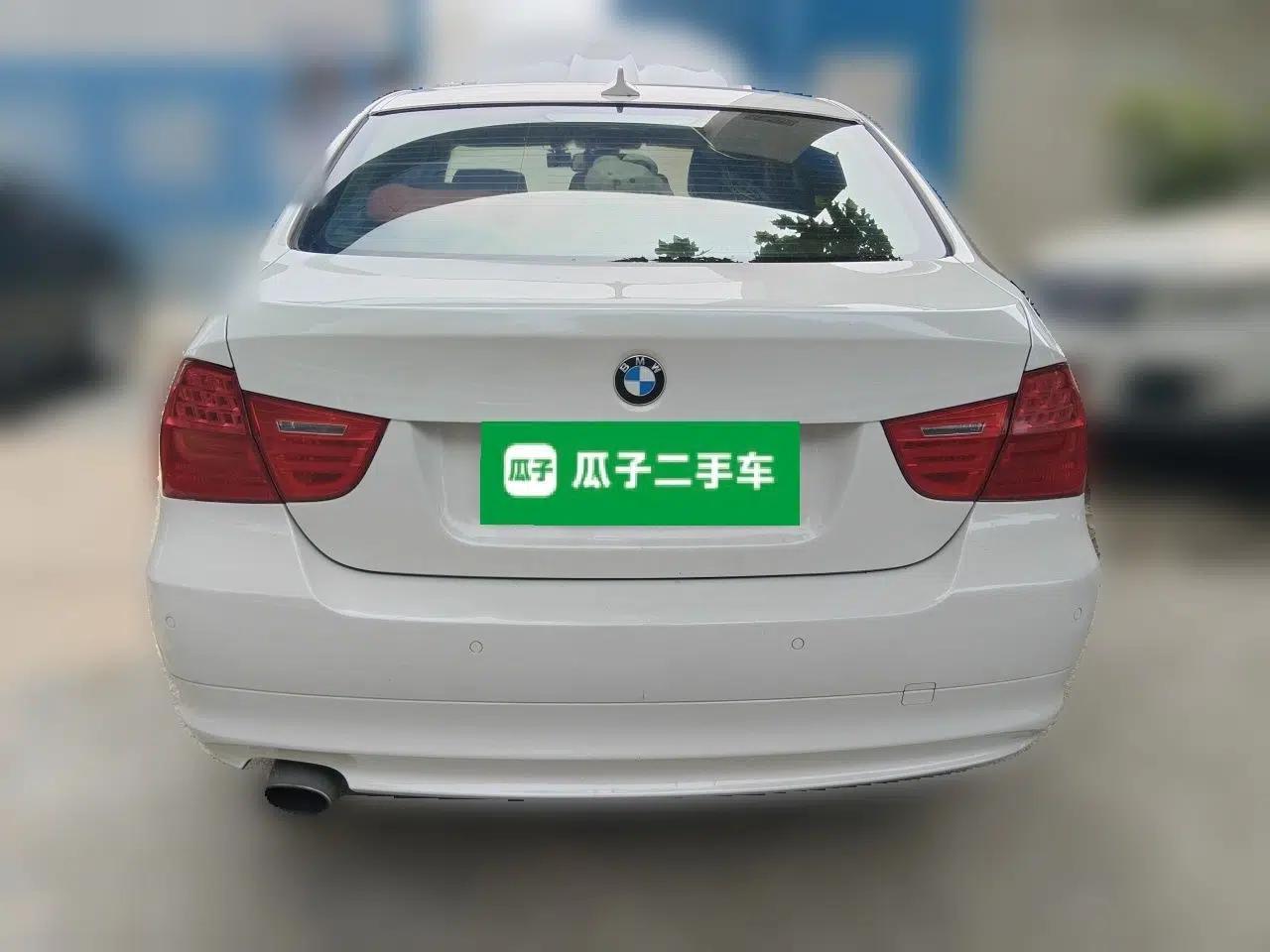 BMW 3 Series 2010 320i Luxury Model — миниатюра 5