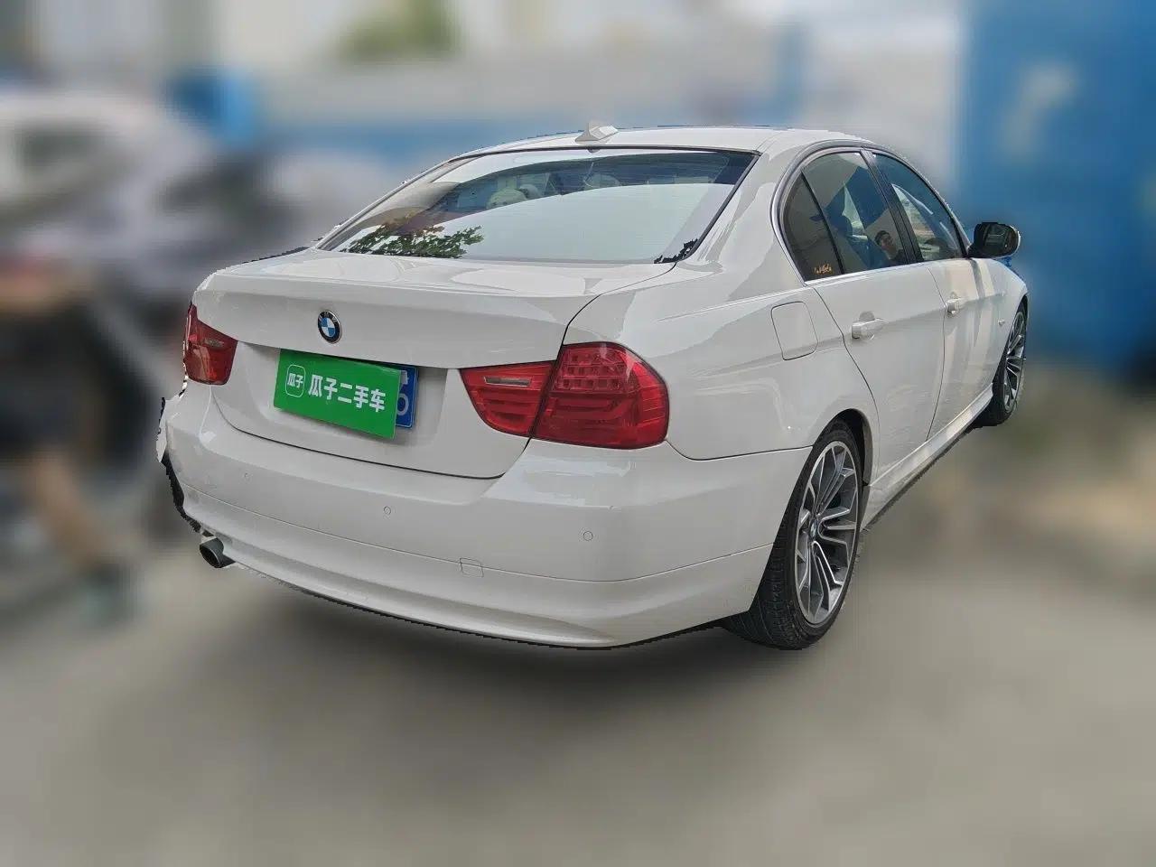 BMW 3 Series 2010 320i Luxury Model — миниатюра 6
