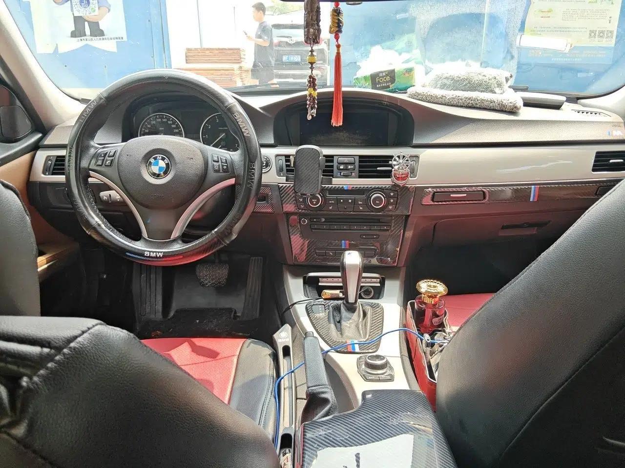 BMW 3 Series 2010 320i Luxury Model — миниатюра 9