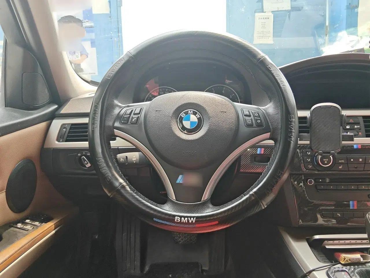 BMW 3 Series 2010 320i Luxury Model — миниатюра 10