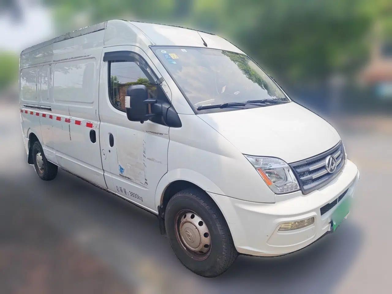 SAIC MAXUS Xintu V80 2021 2.0T Manual Classic City Delivery King Long Wheelbase Mid-Roof 3 Seats — миниатюра 3