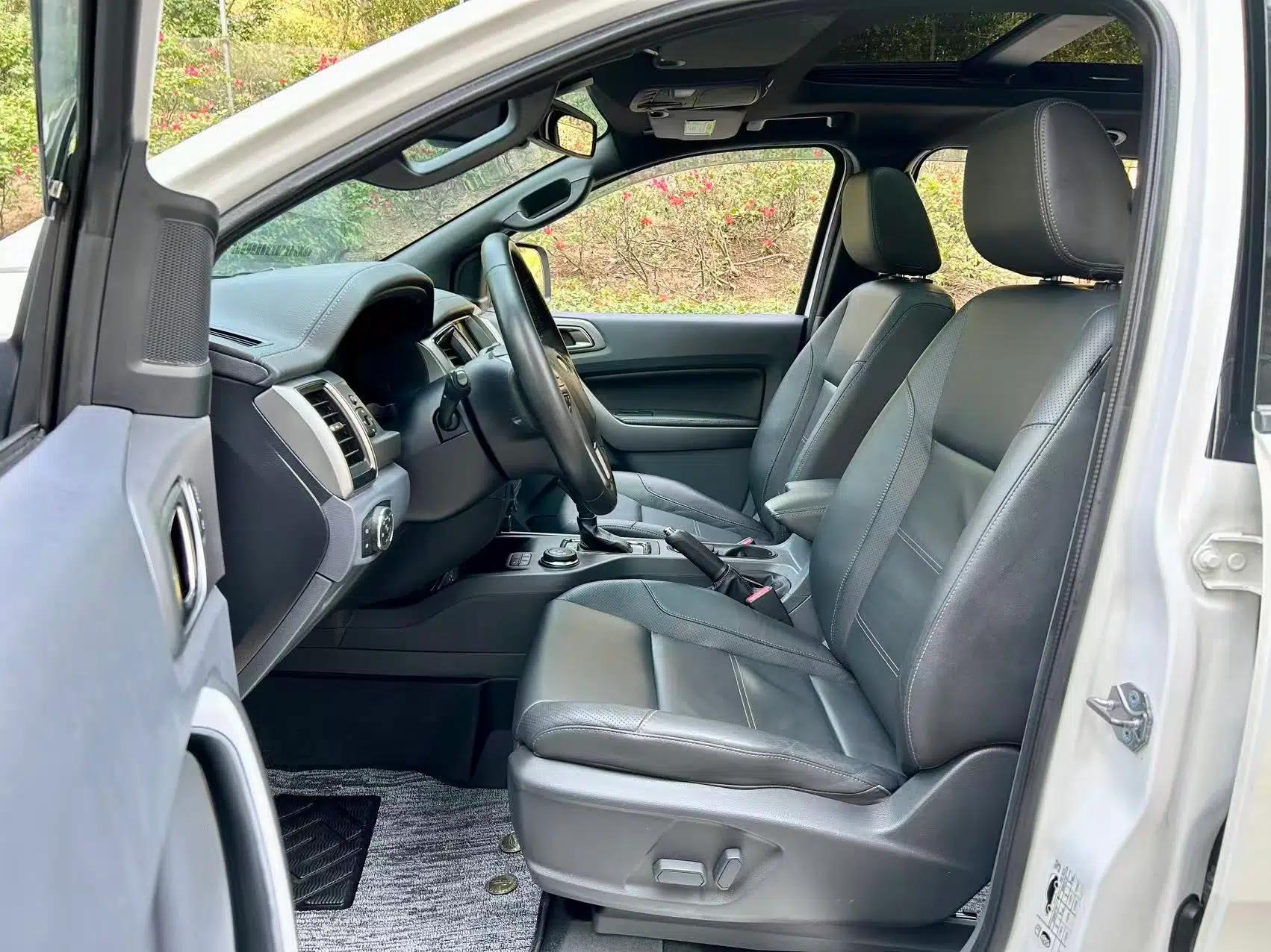 Ford Everest 2017 2.0T Gasoline Automatic 4x4 Luxury Edition 5 Seats — миниатюра 17
