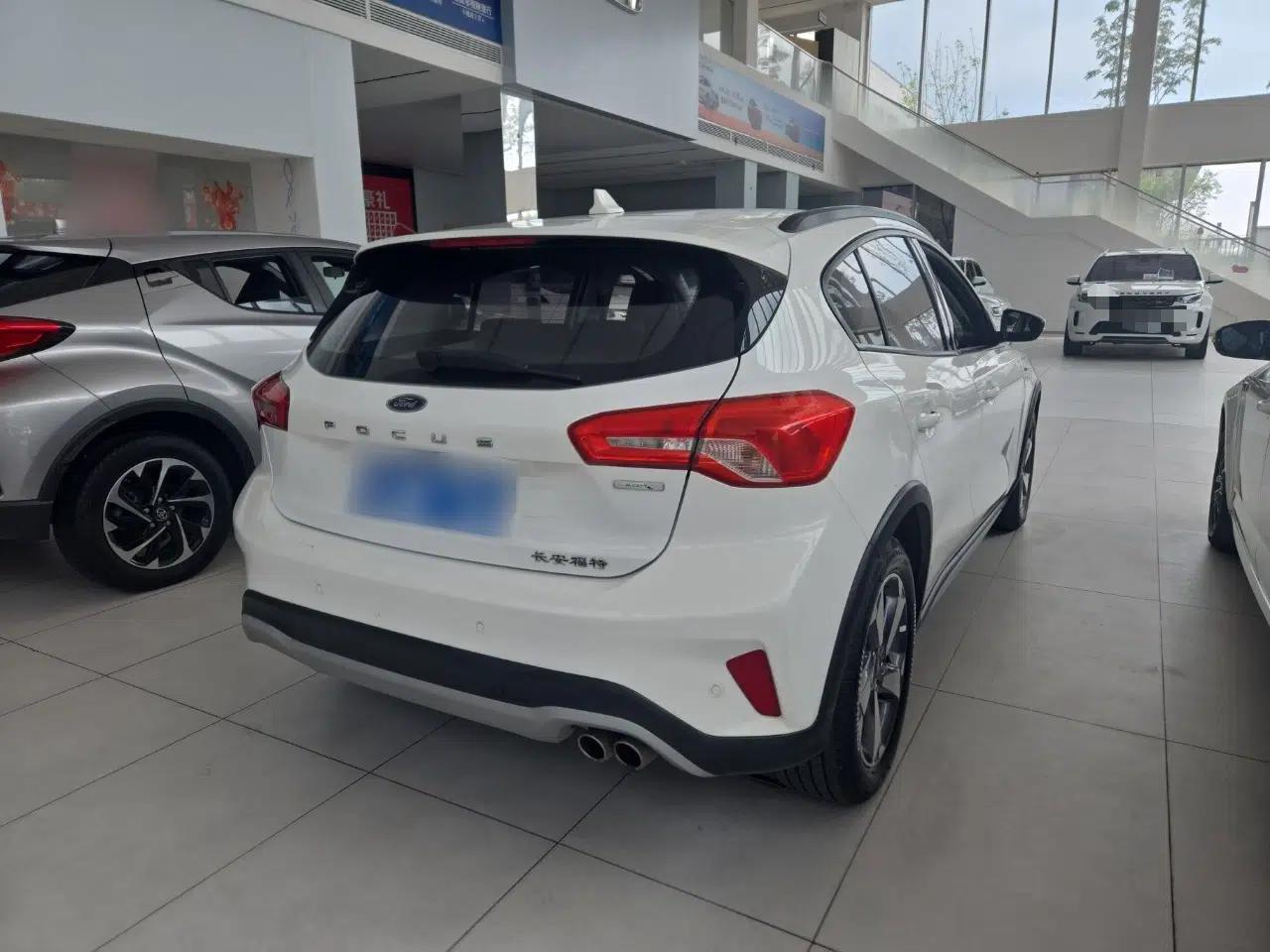 Ford Focus Active 2020 EcoBoost 180 Automatic Trendy Model — миниатюра 4