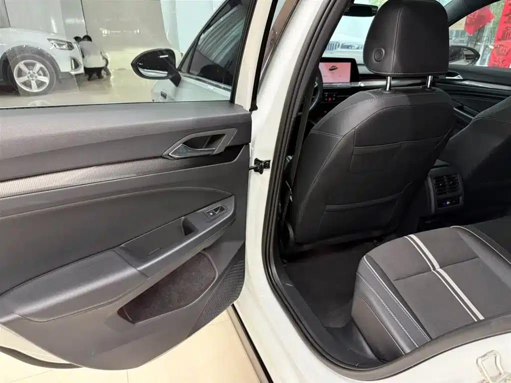2023 Golf 280TSI DSG R-Line Lite — миниатюра 17