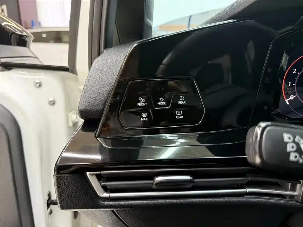 2023 Golf 280TSI DSG R-Line Lite — миниатюра 9