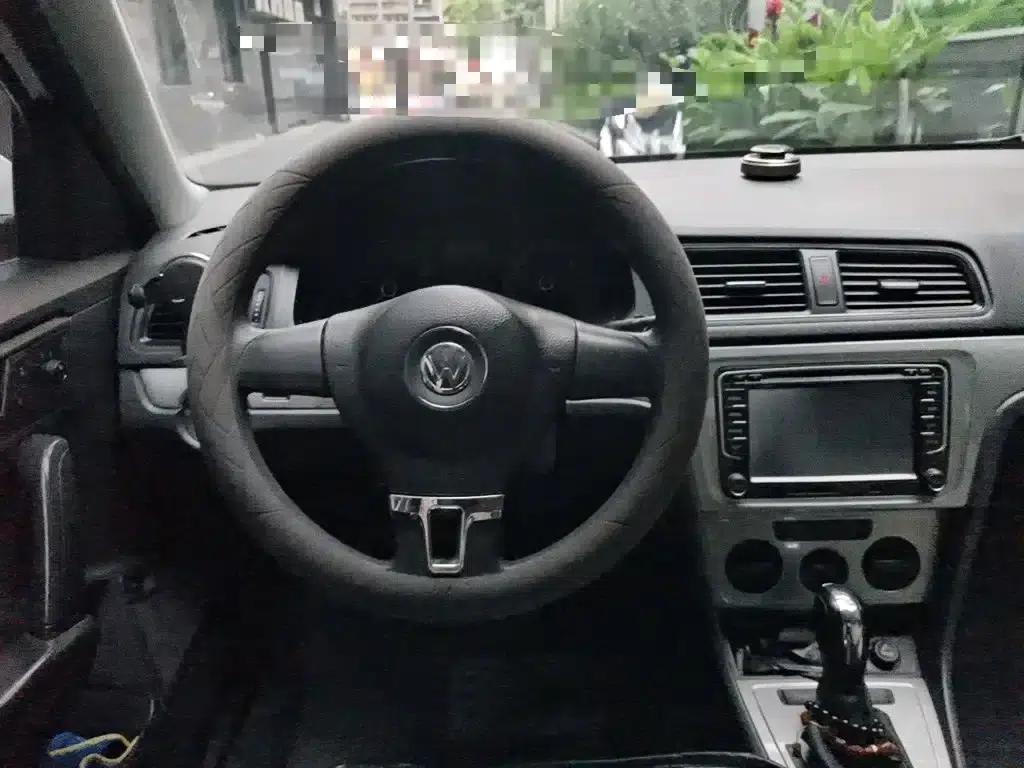 2013 Volkswagen Lavida Classic Facelift 1.6L Automatic Fashion Edition — миниатюра 3
