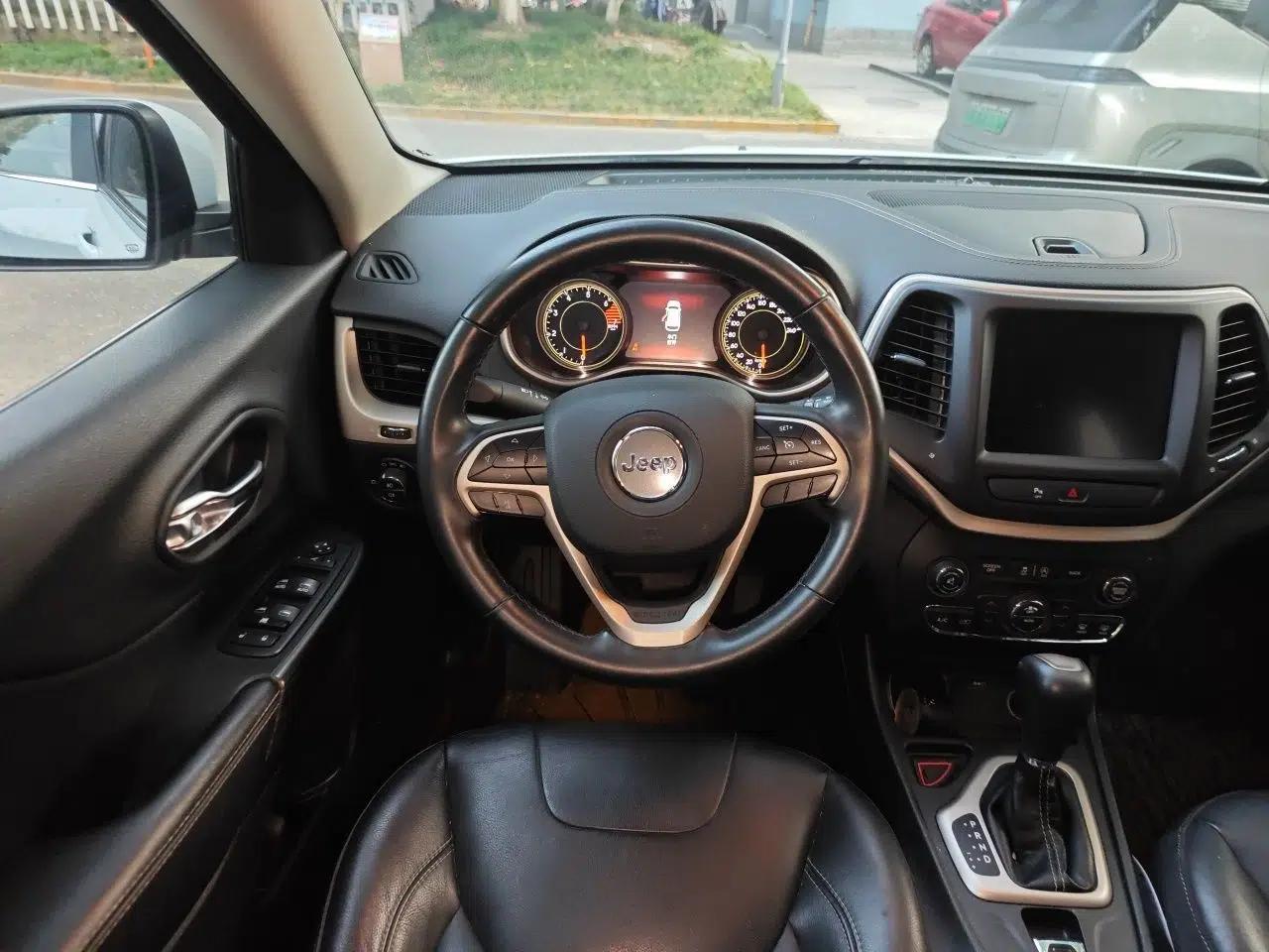 Jeep Cherokee 2017 2.4L Leading Smart Edition — миниатюра 10