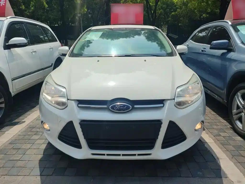 Ford Focus 2012 Hatchback 1.6L Automatic Fashion Edition — миниатюра 3