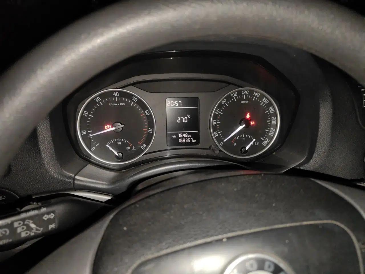 Skoda Octavia 2013 1.6L Manual Yijie Edition — миниатюра 11