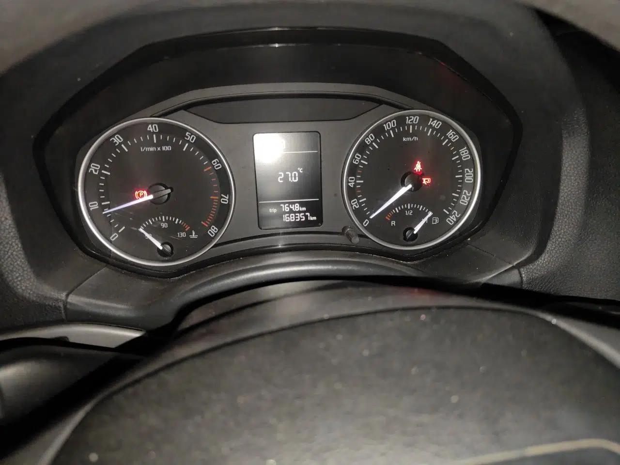 Skoda Octavia 2013 1.6L Manual Yijie Edition — миниатюра 12