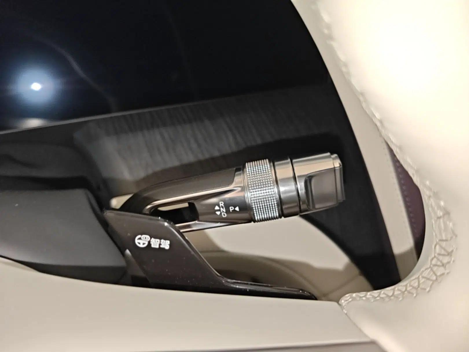 Yangwang U7 2025 PHEV Five-Seat Luxury Edition — миниатюра 16