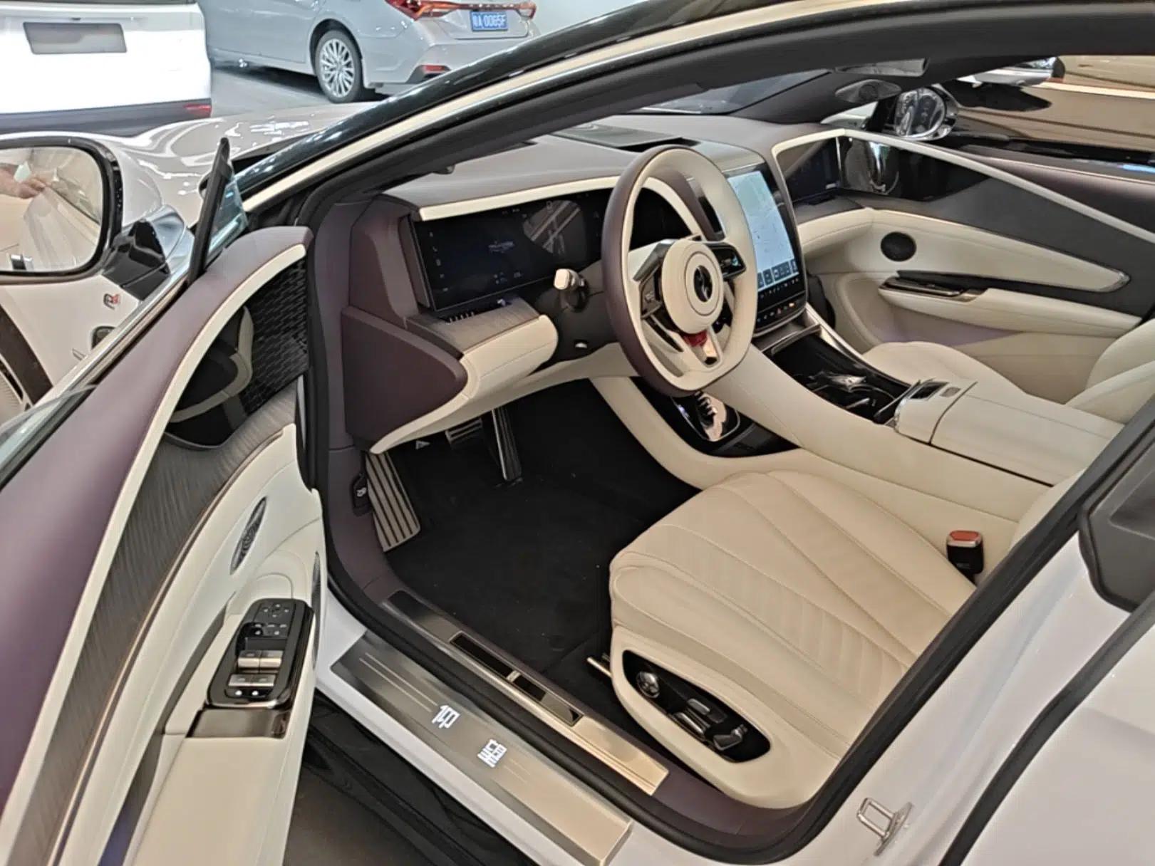 Yangwang U7 2025 PHEV Five-Seat Luxury Edition — миниатюра 18