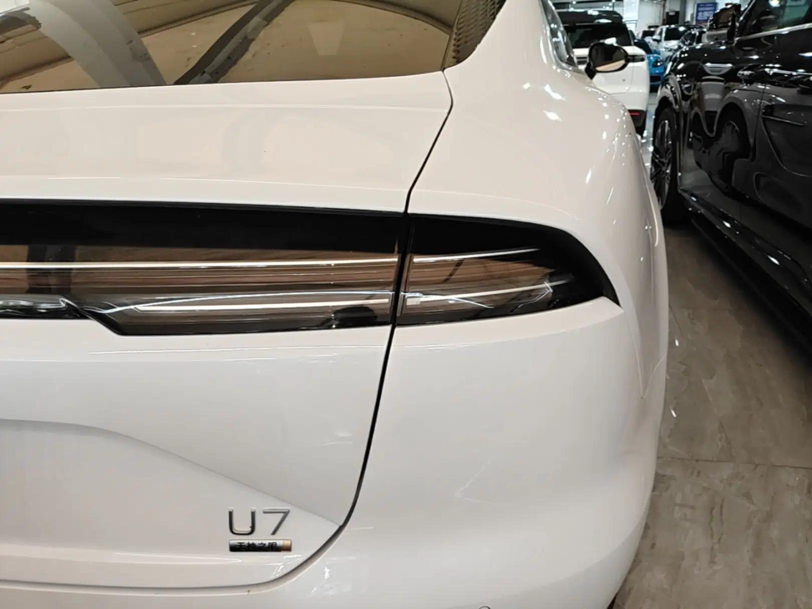 Yangwang U7 2025 PHEV Five-Seat Luxury Edition — миниатюра 9