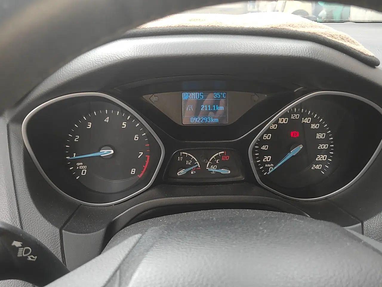 Ford Focus 2012 Hatchback 1.6L Automatic Comfort Model — миниатюра 11