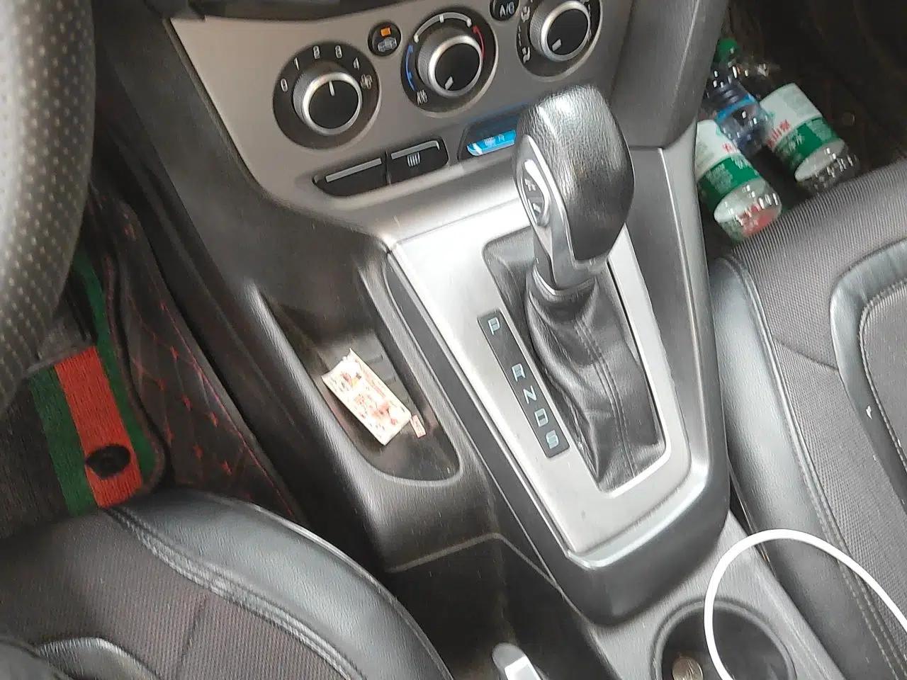 Ford Focus 2012 Hatchback 1.6L Automatic Comfort Model — миниатюра 14