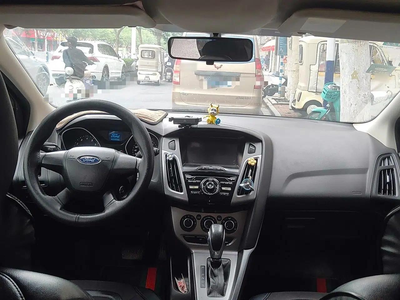 Ford Focus 2012 Hatchback 1.6L Automatic Comfort Model — миниатюра 9