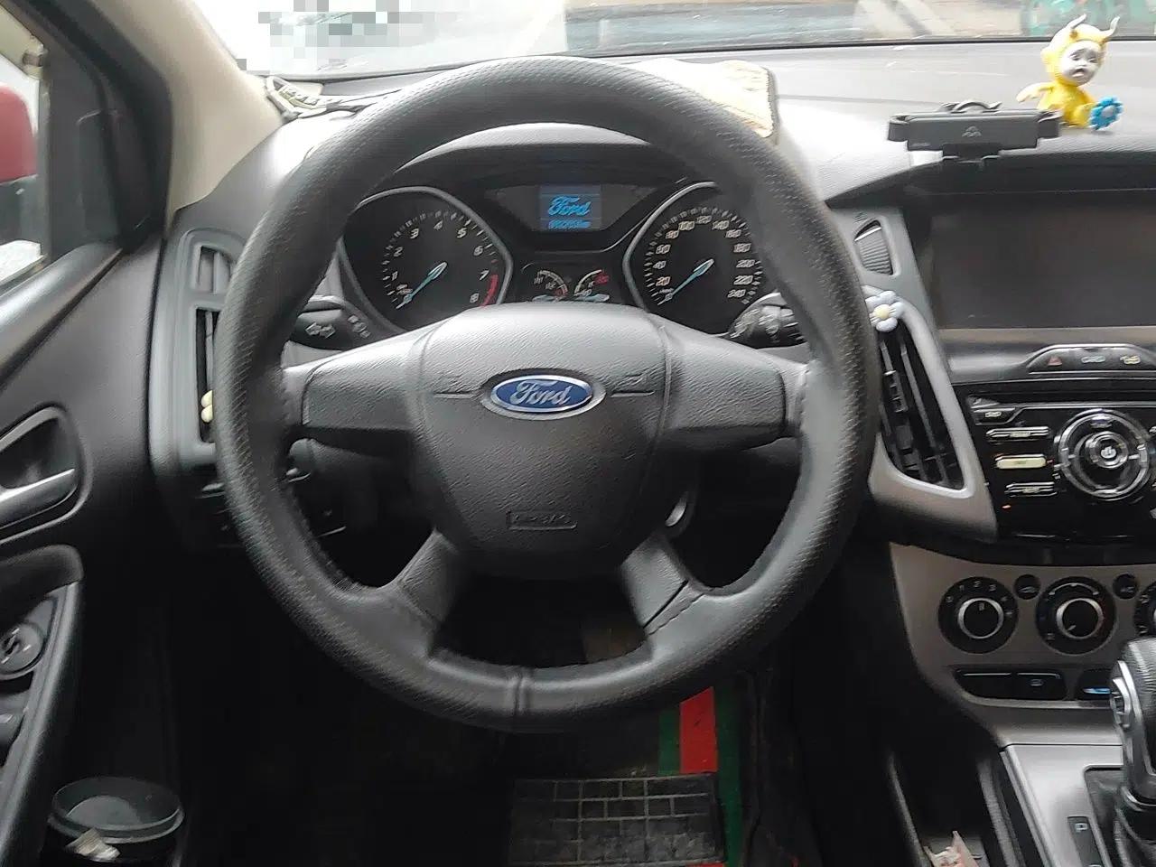 Ford Focus 2012 Hatchback 1.6L Automatic Comfort Model — миниатюра 10