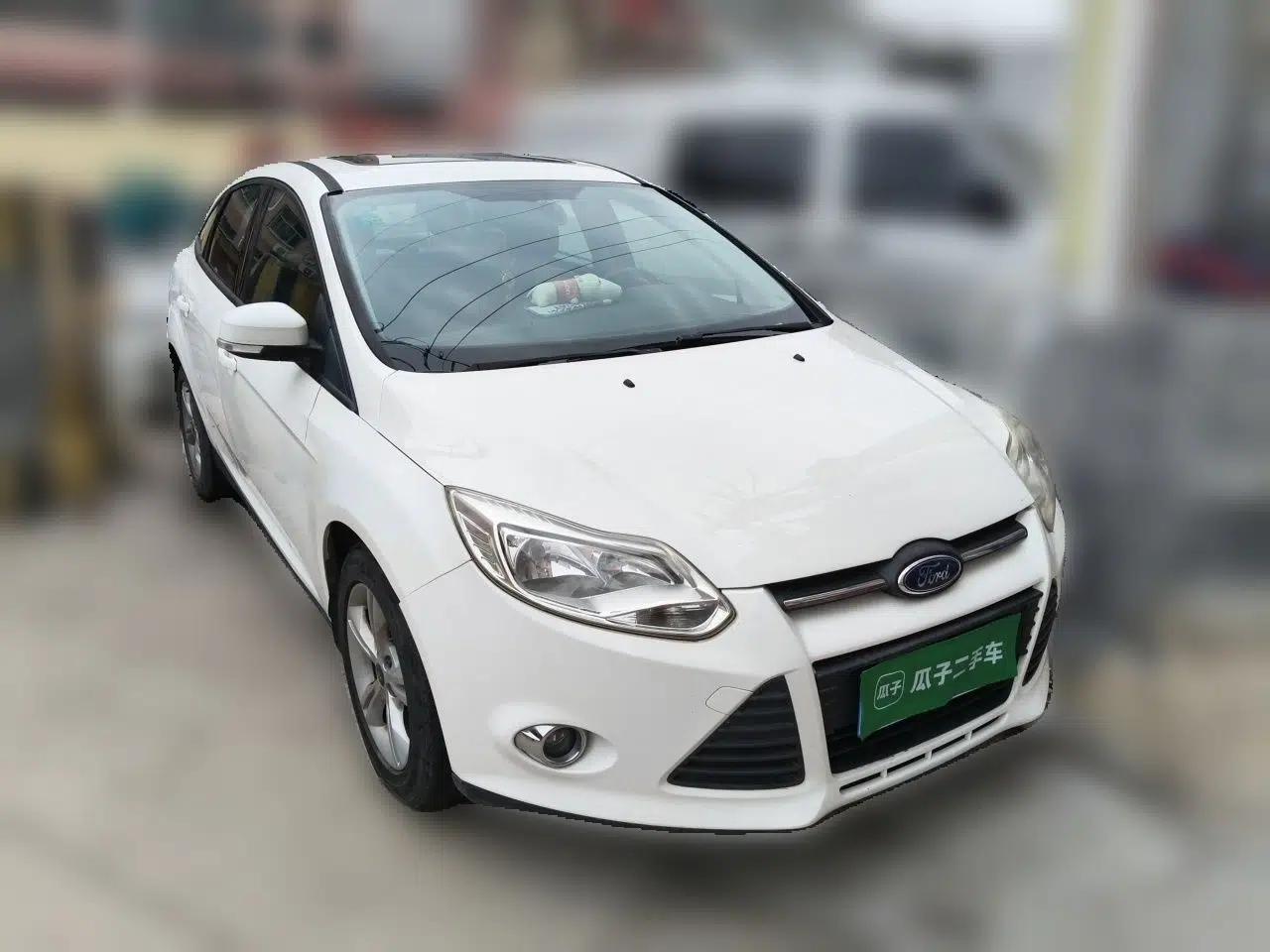 Ford Focus 2012 Sedan 1.6L Automatic Fashion Edition — миниатюра 3