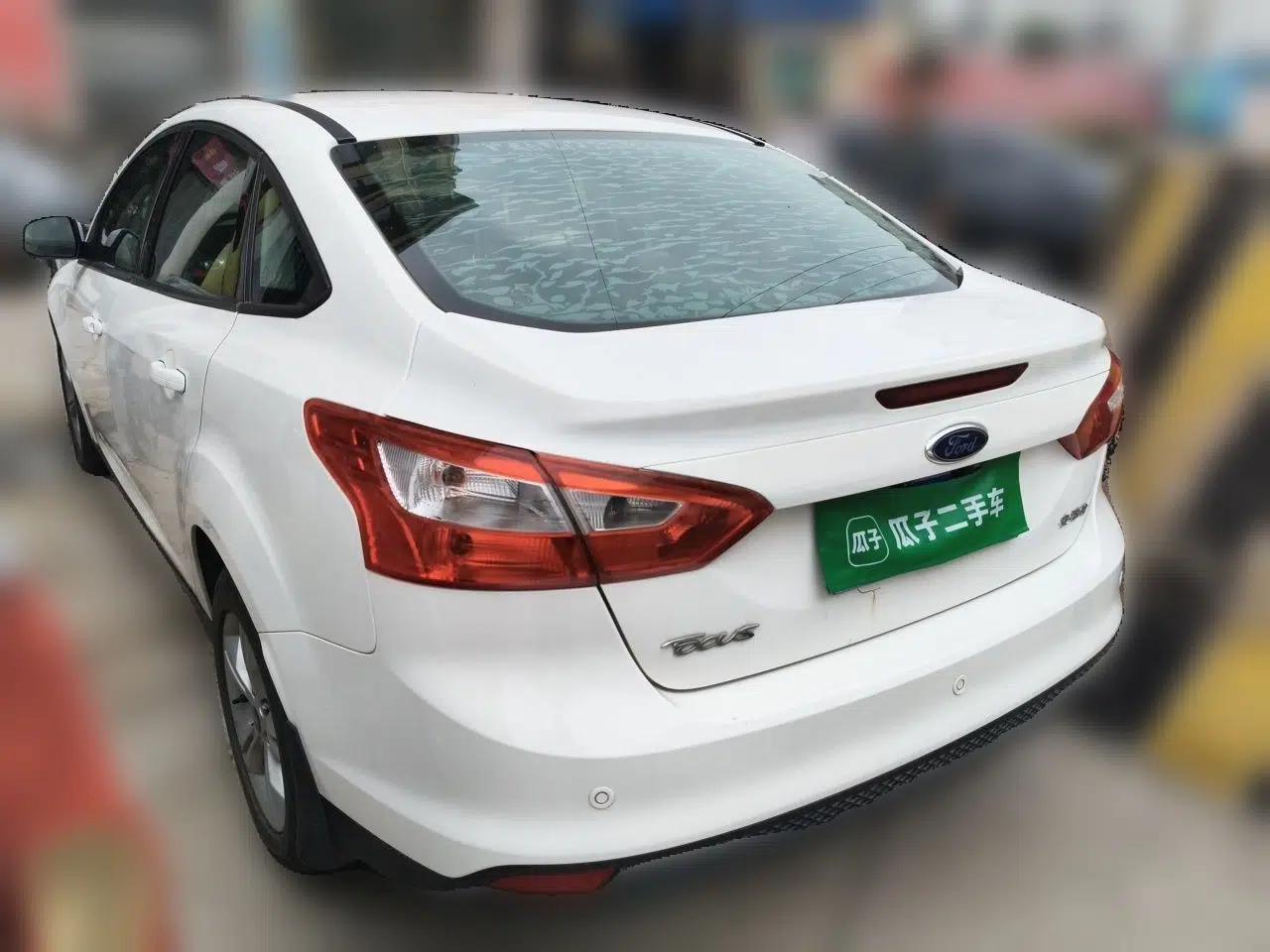 Ford Focus 2012 Sedan 1.6L Automatic Fashion Edition — миниатюра 4