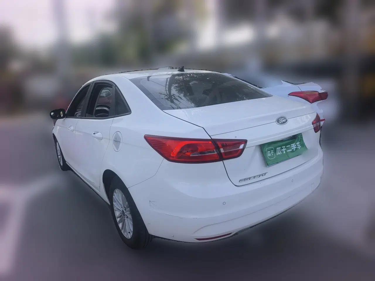 Ford Escort 2015 1.5L Manual Comfort Model — миниатюра 4