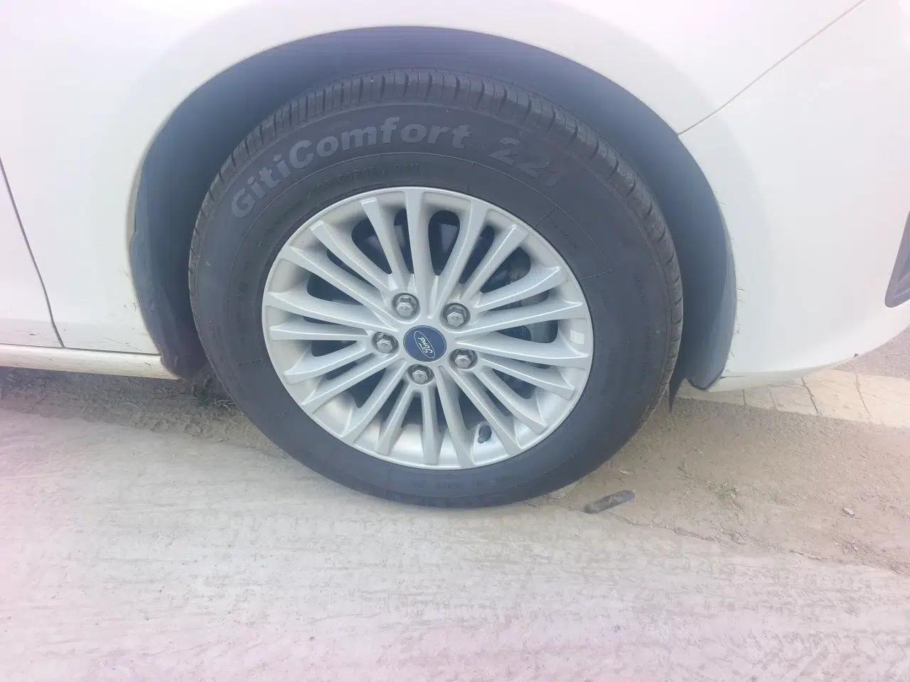 Ford Escort 2015 1.5L Manual Comfort Model — миниатюра 8