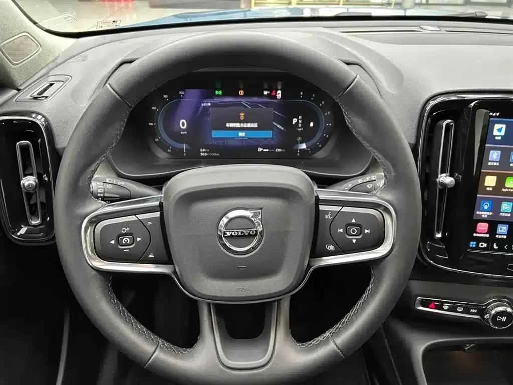2023 Volvo XC40 B4 AWD Inscription Luxury Edition — миниатюра 3