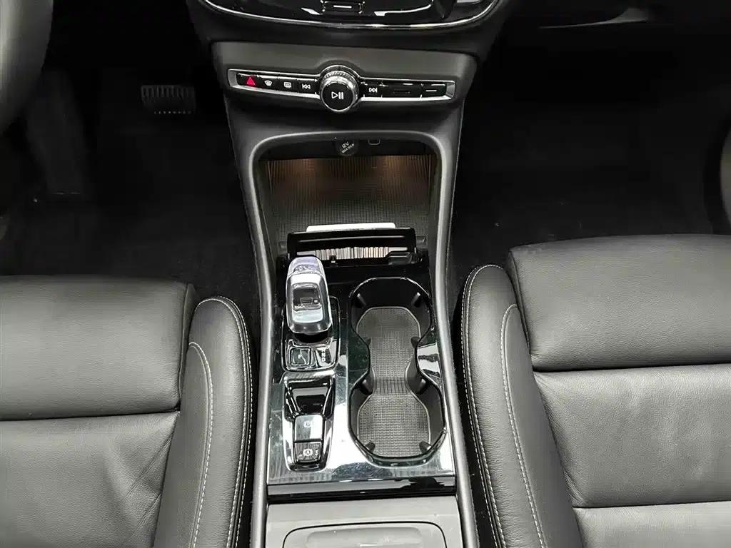 2023 Volvo XC40 B4 AWD Inscription Luxury Edition — миниатюра 5