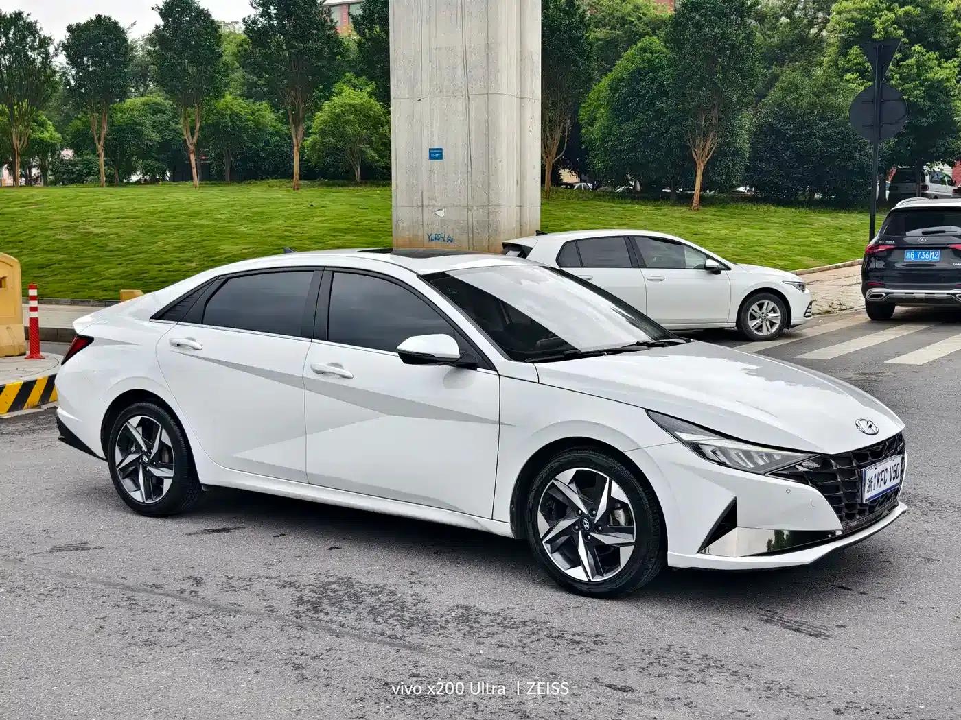 Hyundai Elantra 2022 1.5L CVT LUX Premium Edition — миниатюра 3
