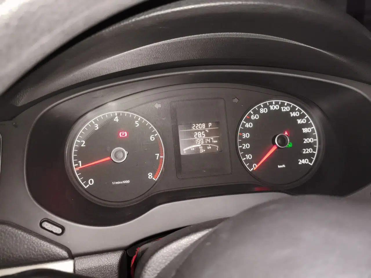 Volkswagen Sagitar 2012 1.6L Automatic Comfort Edition — миниатюра 11