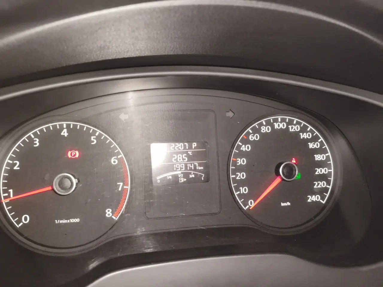 Volkswagen Sagitar 2012 1.6L Automatic Comfort Edition — миниатюра 12