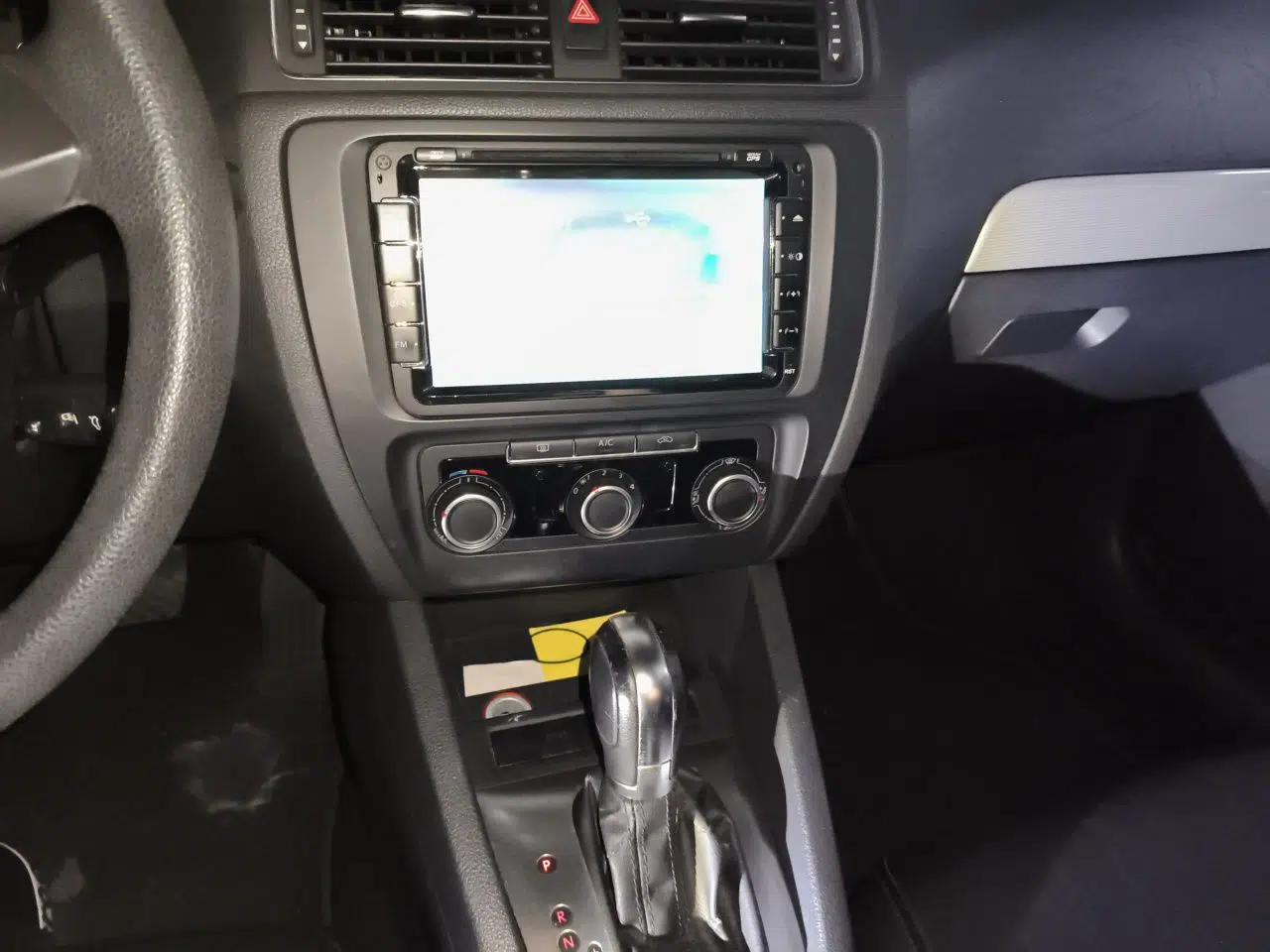 Volkswagen Sagitar 2012 1.6L Automatic Comfort Edition — миниатюра 13