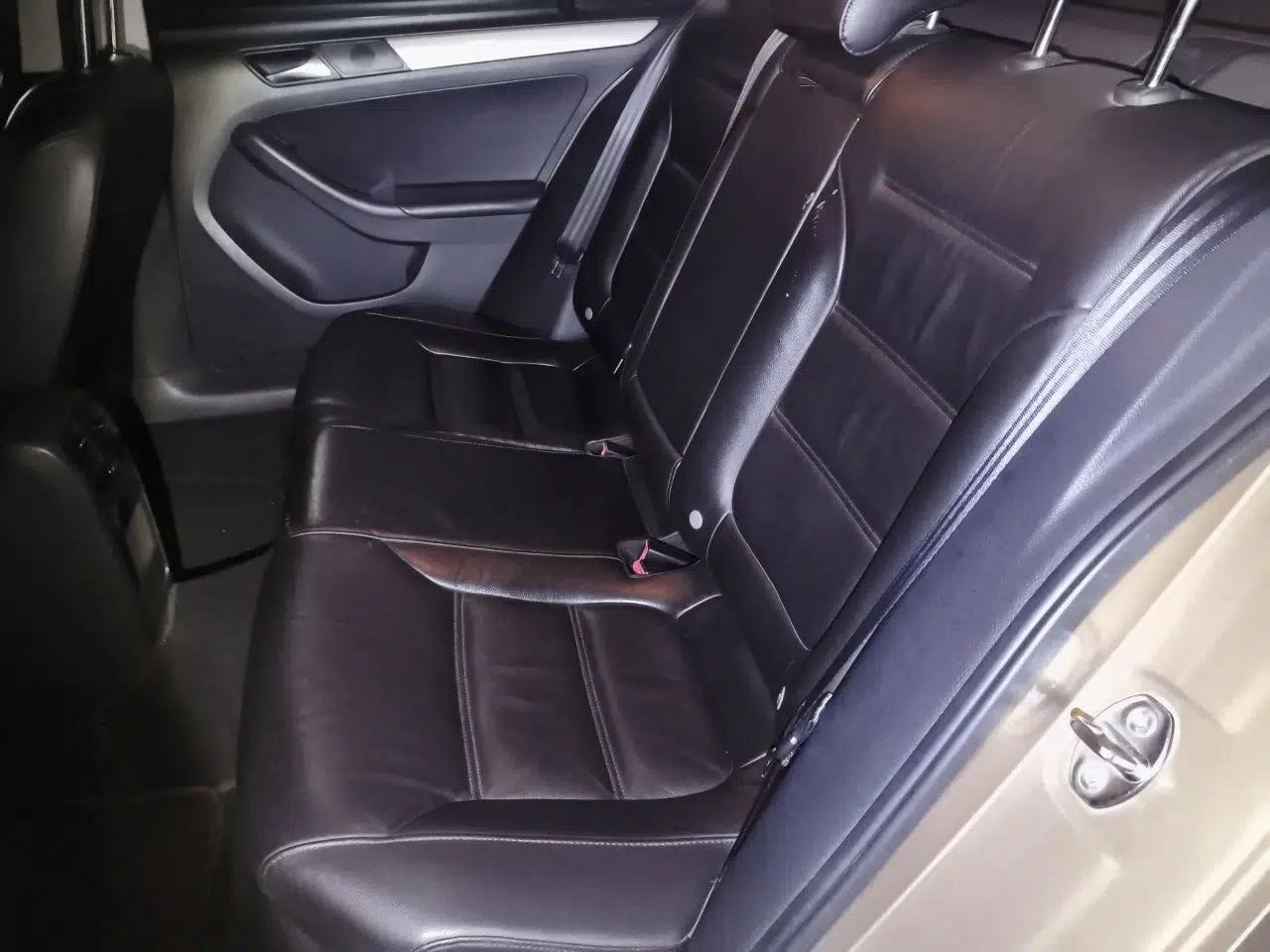 Volkswagen Sagitar 2012 1.6L Automatic Comfort Edition — миниатюра 17
