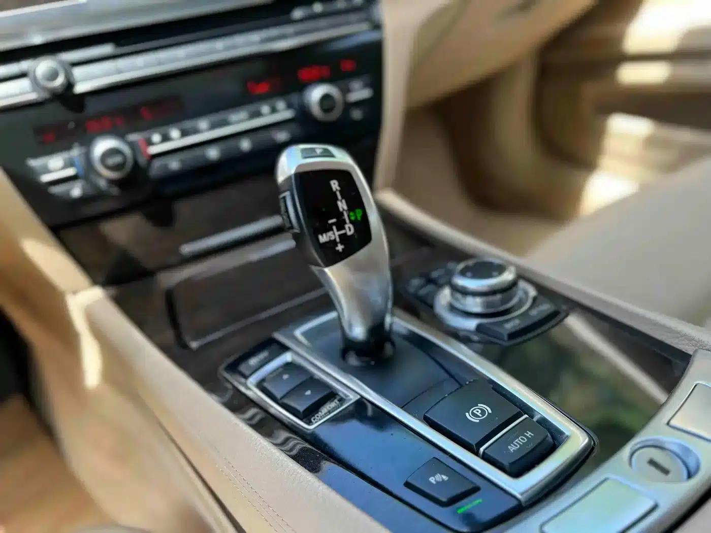 2011 BMW 7 Series 730Li Elegant Edition — миниатюра 9