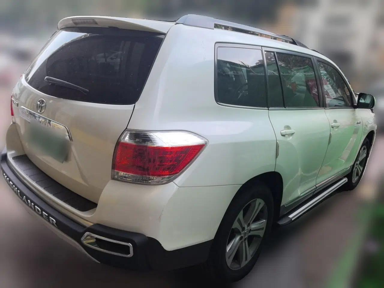 Toyota Highlander 2012 2.7L Two-Wheel Drive 7-Seater Luxury Edition — миниатюра 6