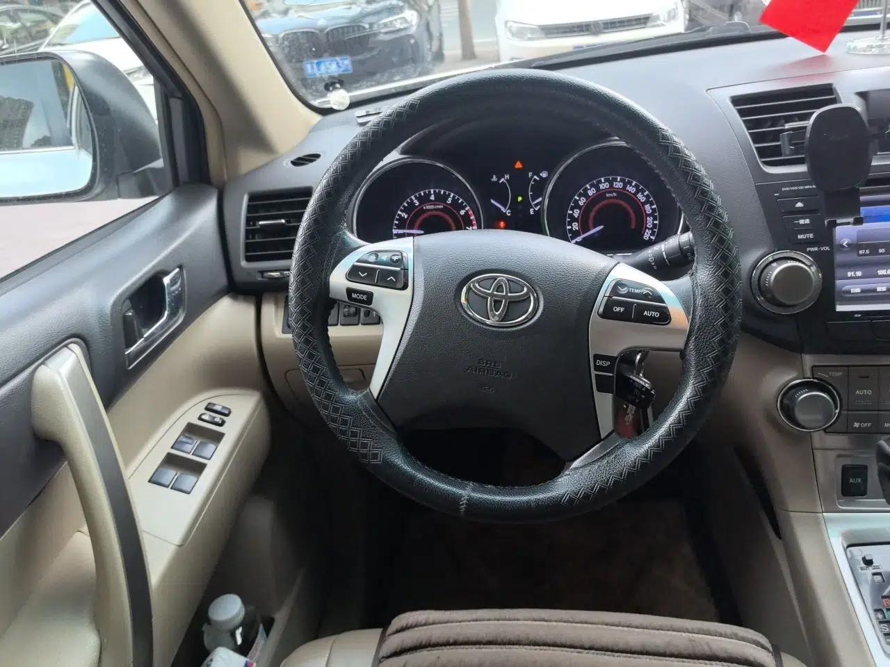 Toyota Highlander 2012 2.7L Two-Wheel Drive 7-Seater Luxury Edition — миниатюра 10