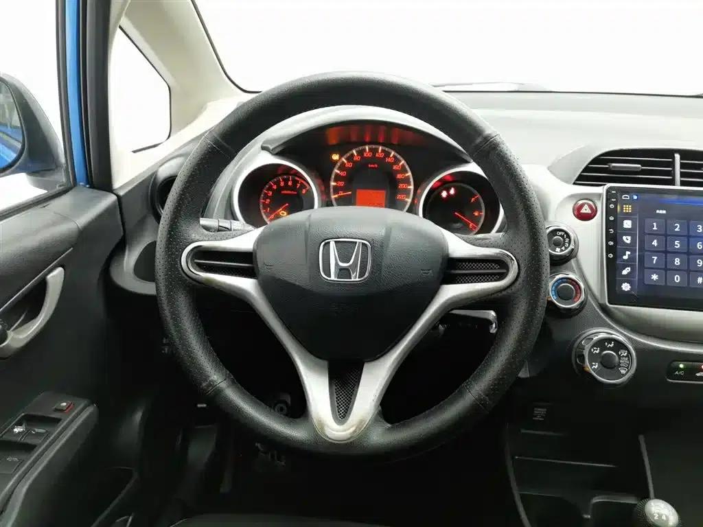 Honda Fit 2011 1.3L Manual Comfort Edition — миниатюра 11