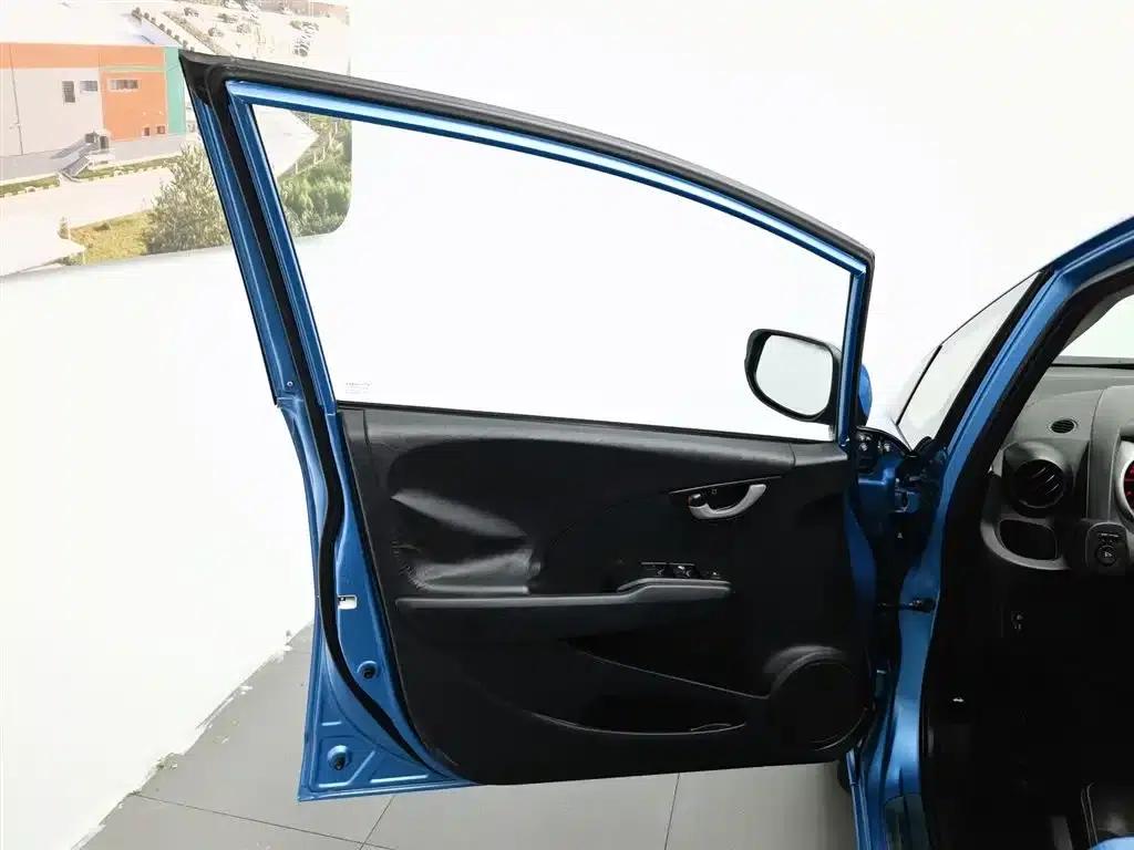 Honda Fit 2011 1.3L Manual Comfort Edition — миниатюра 8