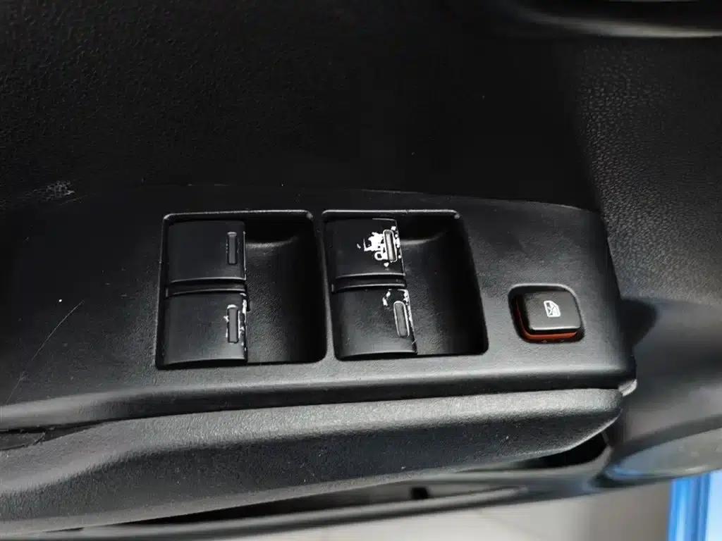Honda Fit 2011 1.3L Manual Comfort Edition — миниатюра 9