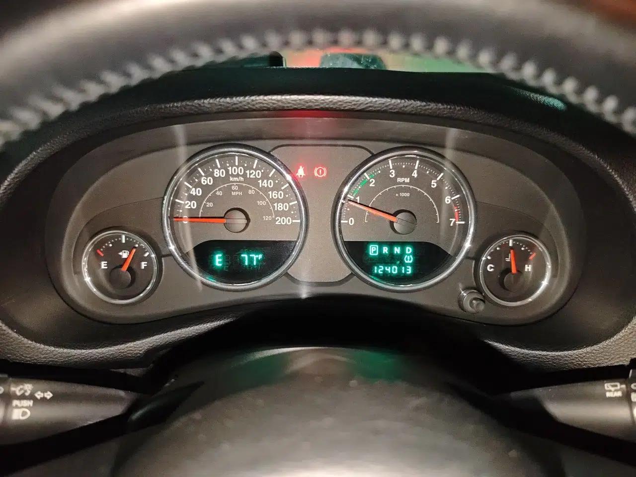 Jeep Wrangler 2012 3.6L Rubicon two-door model — миниатюра 11
