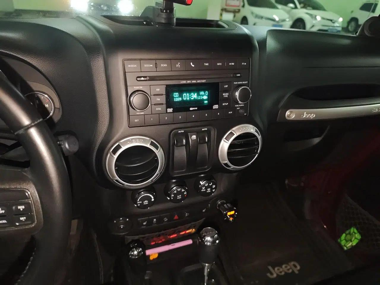 Jeep Wrangler 2012 3.6L Rubicon two-door model — миниатюра 13