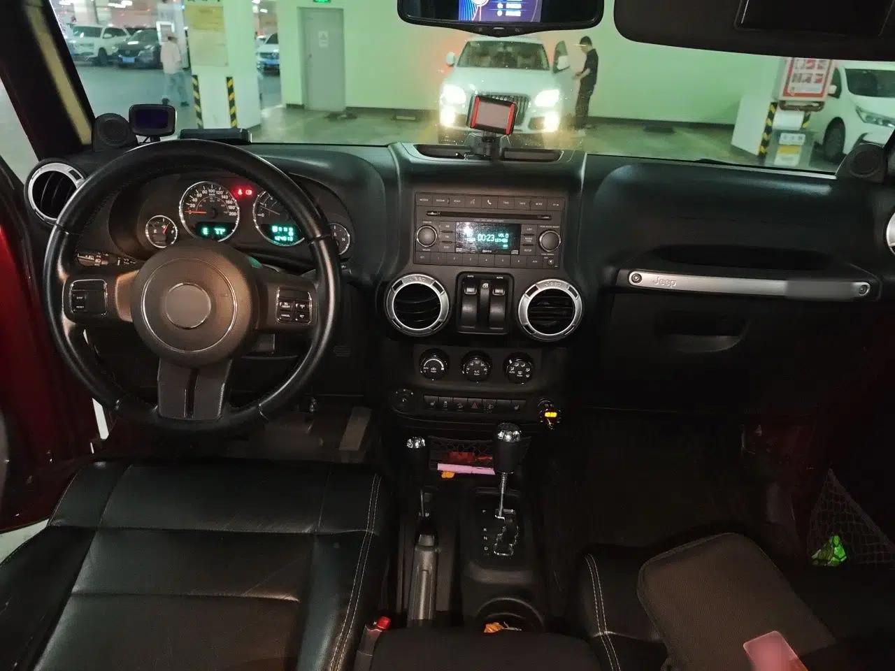 Jeep Wrangler 2012 3.6L Rubicon two-door model — миниатюра 9
